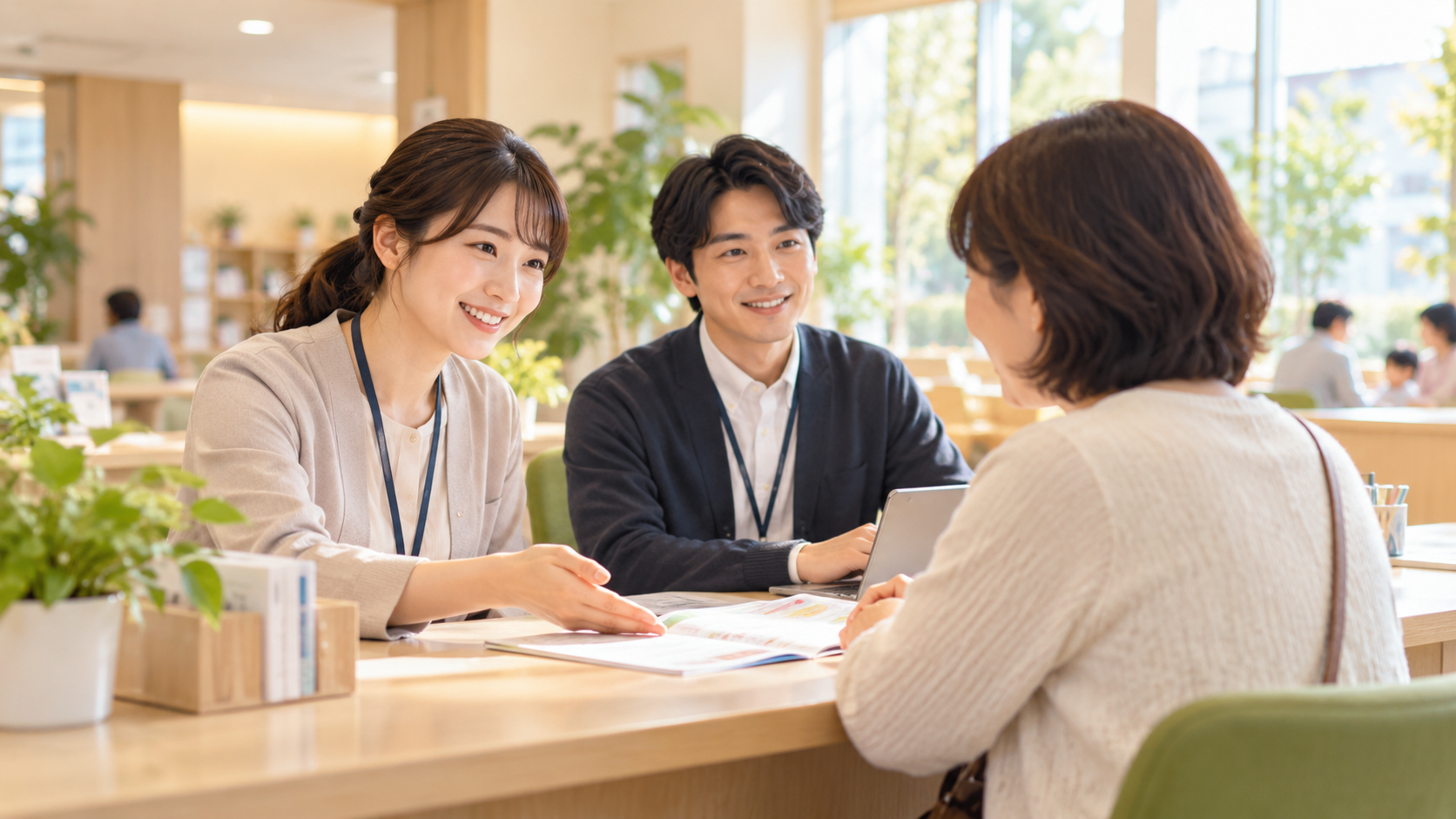 温かみのある施設でサービスについて相談する様子